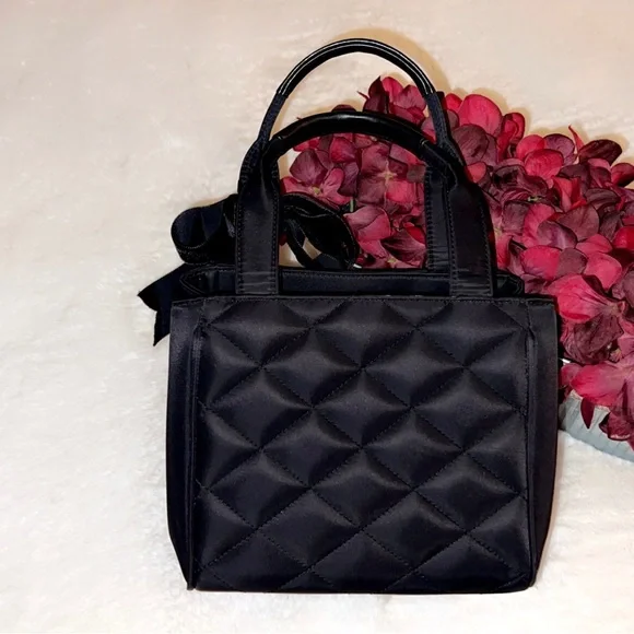 MY FLAT IN LONDON Quilted Bee Handbag